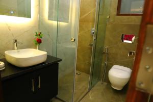 Koupelna v ubytování Hotel Palm Grand Naraina New Delhi - Couple Friendly Local IDs Accepted