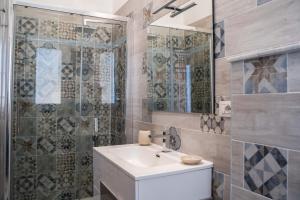 un baño con lavabo y ducha en Acquamarina Luxury House, en Aci Castello 41 fotos más