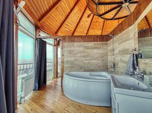 Un baño de Luxury apartments in the foothills of the Zailiyskiy Alatau
