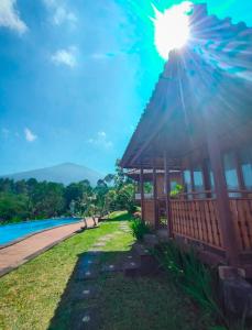 un piccolo edificio con il sole sopra di Umah Legenda Bali - Legend House Bali a Tabanan