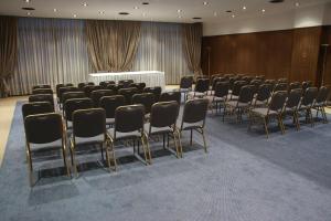 una sala con filas de sillas en una sala de conferencias en Grand King Hotel en Buenos Aires
