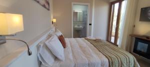- une chambre avec un lit et une télévision dans l'établissement Hotel Residence Piccolo, à Parghelia