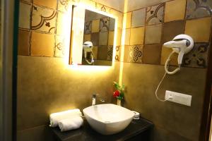 Koupelna v ubytování Hotel Palm Grand Naraina New Delhi - Couple Friendly Local IDs Accepted
