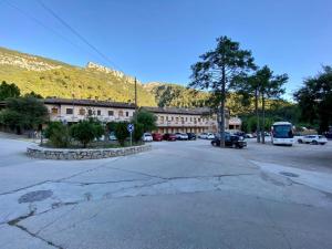 an empty street with cars parked in front of a building at Alojamiento Los Tejos - Arroyo Frío in Arroyo Frio