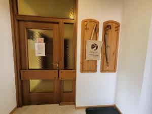 a room with a door and two wooden baseball bats at Profelt`s Apartments Uttendorf - Steinbock Lodges in Uttendorf