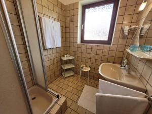 Kúpeľňa v ubytovaní Profelt`s Apartments Uttendorf - Steinbock Lodges + 37 fotografií