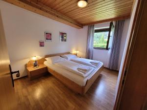 Postel nebo postele na pokoji v ubytování Profelt`s Apartments Uttendorf - Steinbock Lodges