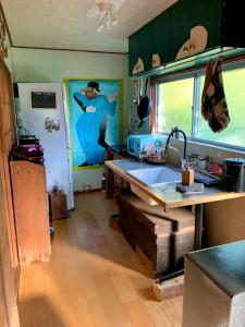 eine Küche mit einer Spüle und einer Arbeitsplatte in der Unterkunft Hanatsu in Tamano