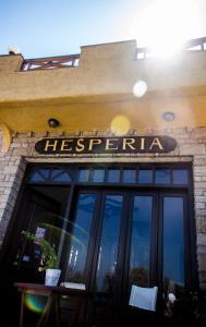 un cartello ristorante sul lato di un edificio di Hesperia Hotel a Karlovasi