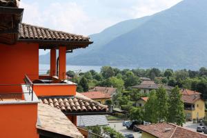 Blick auf eine Stadt mit einem Berg im Hintergrund in der Unterkunft Appartamenti Ferrari Residence in Cannobio