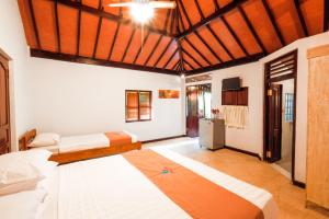 ein Schlafzimmer mit zwei Betten in einem Zimmer in der Unterkunft Surfer Paradise Villas Bali in Canggu + 37 Fotos