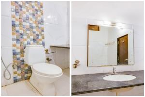 ein Bad mit einem WC und einem Waschbecken in der Unterkunft OYO 41434 The Thar Mid Way Hotel And Restaurant in Dechu