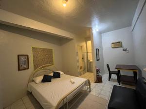 - une chambre avec un lit et un bureau dans l'établissement The Studio byTERBAIKhome, à Puerto Princesa