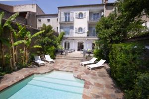 a swimming pool in front of a house at 45BB in Carcassonne