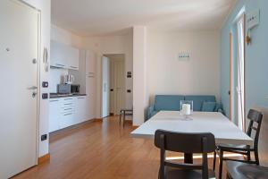 Dapur atau dapur kecil di Residence CaFelicita - Promotion - Apartments Lake View - Infinity Pool - Jacuzzi