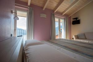 A bed or beds in a room at Residence CaFelicita - Promotion - Apartments Lake View - Infinity Pool - Jacuzzi