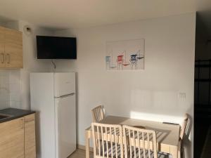 Kuchyňa alebo kuchynka v ubytovaní Résidence Fort de l'Eve - T2 à 380m plage M Hulot et commerces - St Marc sur Mer idéal famille proche La Baule P0rnichet - Terrasse et parking privés