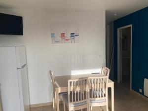 Televízia a/alebo spoločenská miestnosť v ubytovaní Résidence Fort de l'Eve - T2 à 380m plage M Hulot et commerces - St Marc sur Mer idéal famille proche La Baule P0rnichet - Terrasse et parking privés