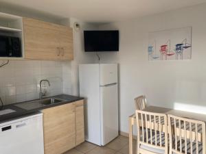 Kuchyňa alebo kuchynka v ubytovaní Résidence Fort de l'Eve - T2 à 380m plage M Hulot et commerces - St Marc sur Mer idéal famille proche La Baule P0rnichet - Terrasse et parking privés