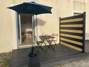 Patio alebo iná vonkajšia časť ubytovania Résidence Fort de l'Eve - T2 à 380m plage M Hulot et commerces - St Marc sur Mer idéal famille proche La Baule P0rnichet - Terrasse et parking privés