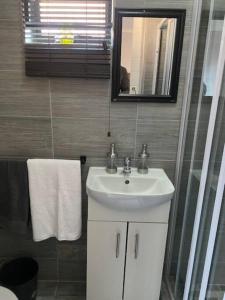 Een badkamer bij Short Term Rental Re-imagined