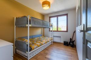 a bedroom with bunk beds in a room at Superbe maison avec piscine et jacuzzi dans les dunes in Ambleteuse