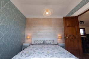 Ένα ή περισσότερα κρεβάτια σε δωμάτιο στο Superbe maison avec piscine et jacuzzi dans les dunes