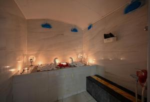 Un baño de Al Mansour Suites Hotel