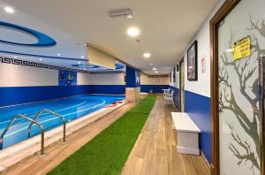 La pileta dentro o cerca de Al Mansour Suites Hotel