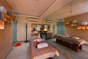 Una cama o camas en una habitación de Al Mansour Suites Hotel