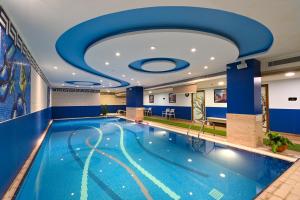 Bazén v ubytování Al Mansour Suites Hotel nebo v jeho okolí