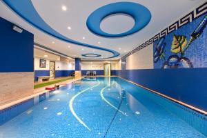 La pileta dentro o cerca de Al Mansour Suites Hotel