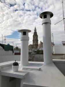 uma vista do telhado de um edifício com duas colunas brancas em WePuglia - Casa di Mario em Monopoli