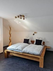 1 dormitorio con 1 cama en una habitación en Relax 2, en Bad Wildbad