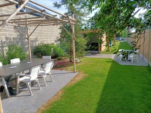 a patio with a table and chairs in a yard at Moodraz vakantiehuis centrum Peer in Peer