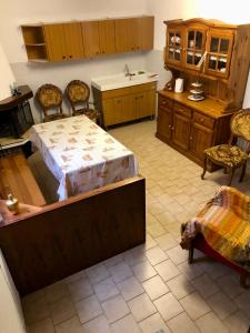 kuchnia z łóżkiem, stołem i krzesłami w obiekcie Casa Tiziana w mieście Lavena Ponte Tresa