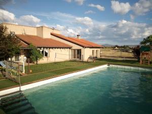 una piscina frente a una casa en Explora, en Pastores