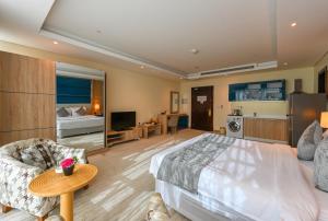 A television and/or entertainment centre at Al Mansour Suites Hotel