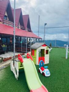 Pensiunea Craiul Muntilor-Ranca tesisinde çocuk oyun alanı