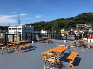 un grupo de mesas y sillas de madera en un techo en Ninja Hotel Kamakura - Vacation STAY 55653v en Kamakura