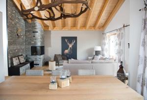 uma sala de estar com um sofá e um lustre em Central holiday flat Scalottas Lenzerheide em Lenzerheide