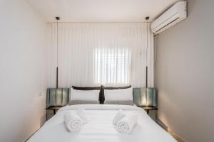Rúm í herbergi á Sea U Jerusalem Mahane Yehuda Apartment Hotel