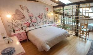 サント・ドミンゴ・デ・ラ・カルサーダにあるLa casita de mi abuelaのベッドルーム1室(蝶が壁に描かれたベッド1台付)