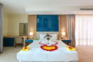 Una cama o camas en una habitación de Al Mansour Suites Hotel
