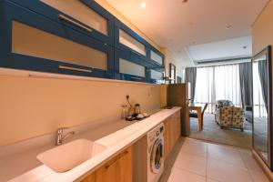 Una cocina o kitchenette en Al Mansour Suites Hotel