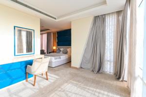 Una cama o camas en una habitación de Al Mansour Suites Hotel