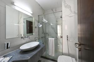 Un baño de Al Mansour Suites Hotel