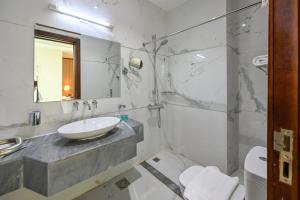 Un baño de Al Mansour Suites Hotel