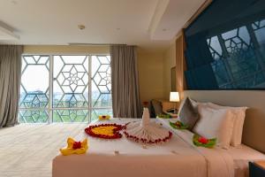 Una cama o camas en una habitación de Al Mansour Suites Hotel