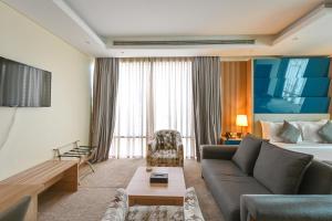 Una televisión o centro de entretenimiento en Al Mansour Suites Hotel